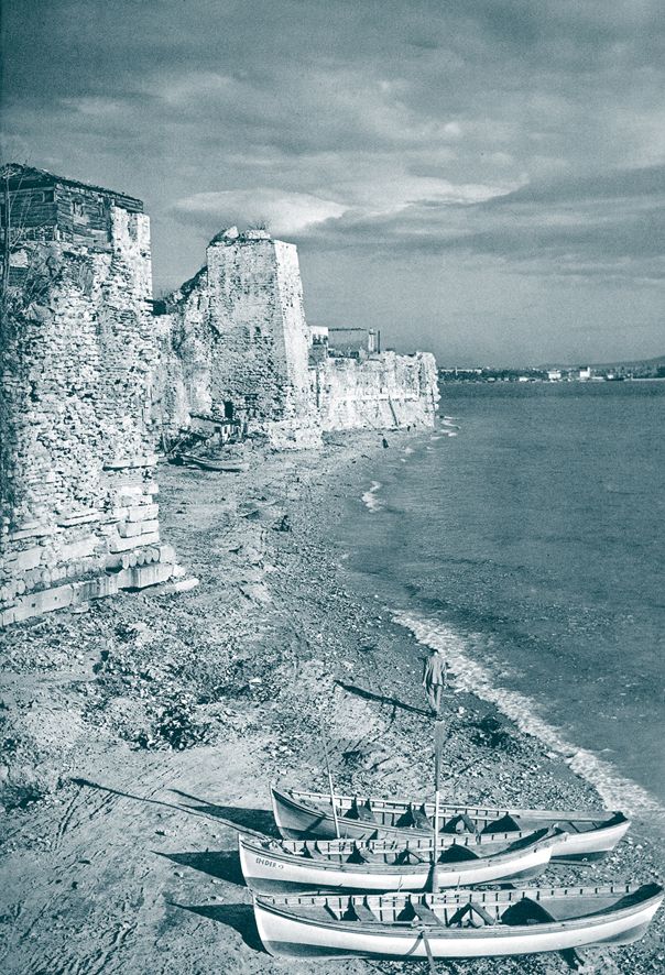 La côte de la mer de Marmara en bordure des anciennes murailles de Byzance et du quartier des pêcheurs arméniens de Kumkapi