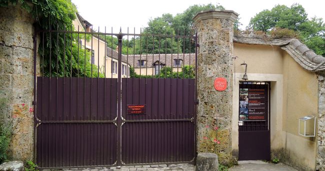 Le portail de la Maison Aragon