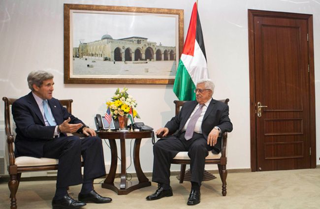 Mahmoud Abbas et John Kerry, le 30 juin 2013.
