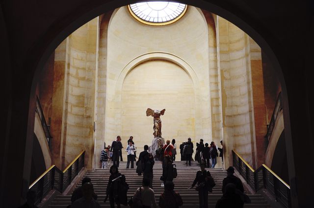 La statue dans son environnement naturel au Louvre