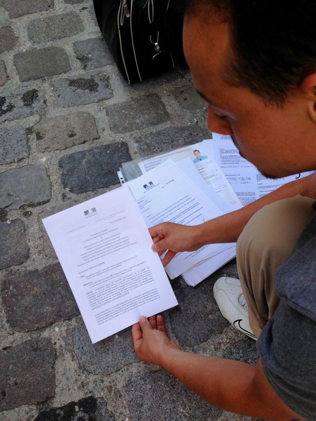 Nacim, à la rue avec sa mère de 58 ans depuis une semaine et qui conserve dans son dossier la circulaire de Cécile Duflot