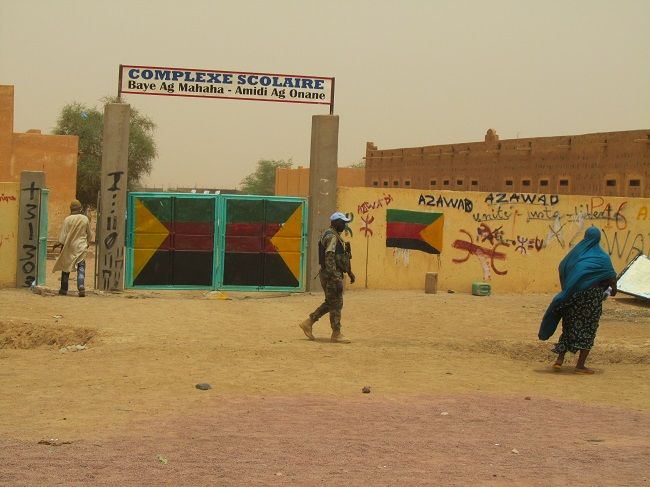 Jour de vote, à Kidal, dans le Nord-Mali. Les urnes sont installées dans cette école, surveillée par des soldats de l'ONU.