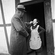 L'inspecteur des pauvres contrôle la dentition d'une fillette placée, Canton de Berne, 1940