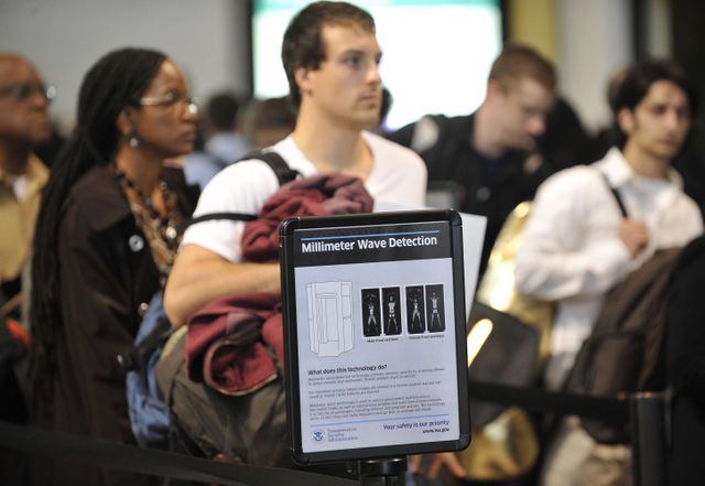 Portiques de sécurité à l'aéroport