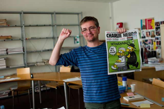 Charb, rédacteur en chef de Charlie Hebdo dans les nouveaux locaux du journal