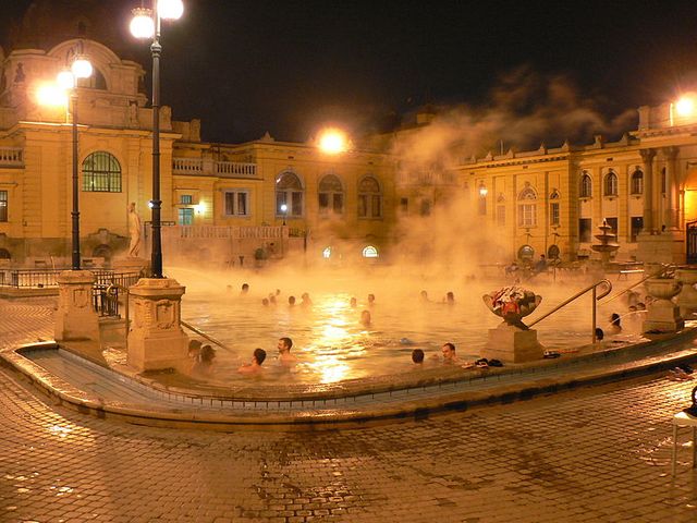 Vue nocturne des bains de Szechenyi à Budapest