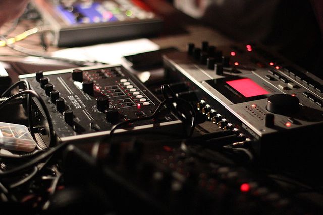 box bassline vs. Elektron Machinedrum