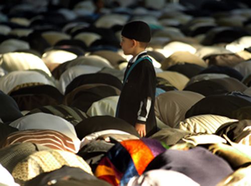 Les musulmans de France et des autres pays, fête de l'Aïd El-Fitr qui marque la fin du Ramadan