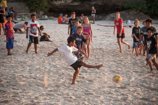 enfants heureux sur la plage