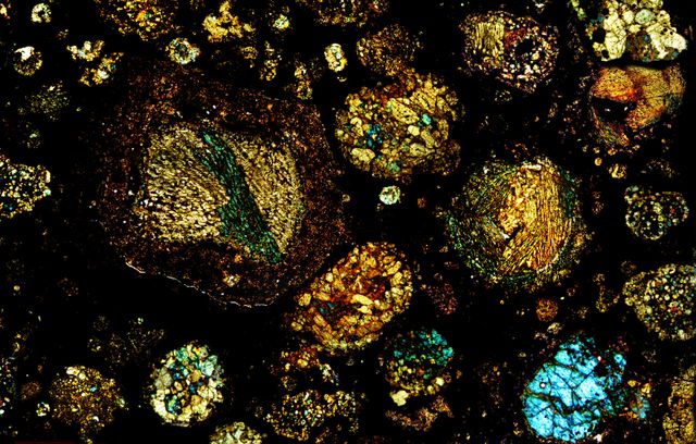 vue microscopique - météorite NWA 3118 - chondrite carbonée