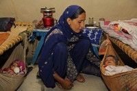 Fatima vient d'avoir des jumelles. Elle a accouché chez elle car l'hôpital le plus proche est à 70km. Alors que la naissance d'u