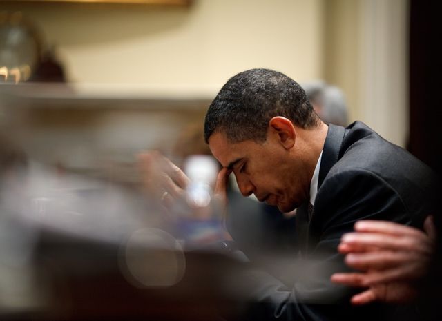 Le Président des États-Unis Barack Obama réfléchit durant une réunion budgetaire dans la chambre Roosevelt le 27 avril 2009