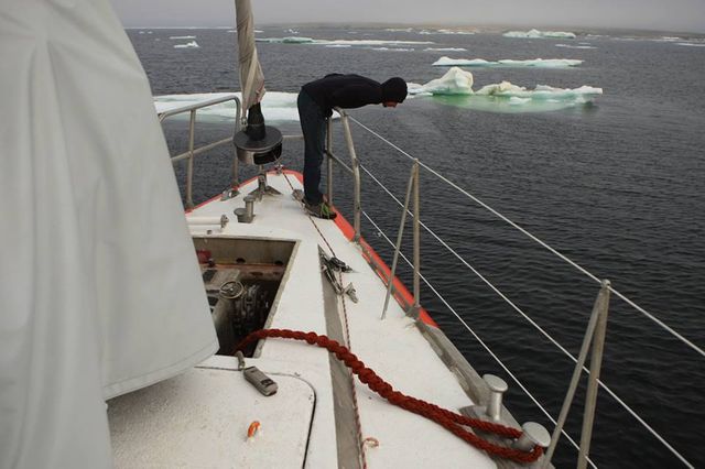 Tara et son équipage, au mouillage à l'entrée du détroit de Vilkitsky, attendent le retour du brise-glace Yamal