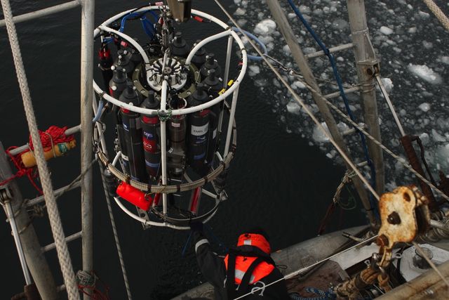 Remontée de la rosette CTD au milieu de la glace, en mer de Kara.