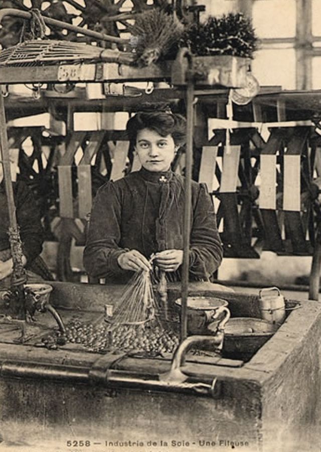 Une fileuse de soie en Ardèche - vers 1900