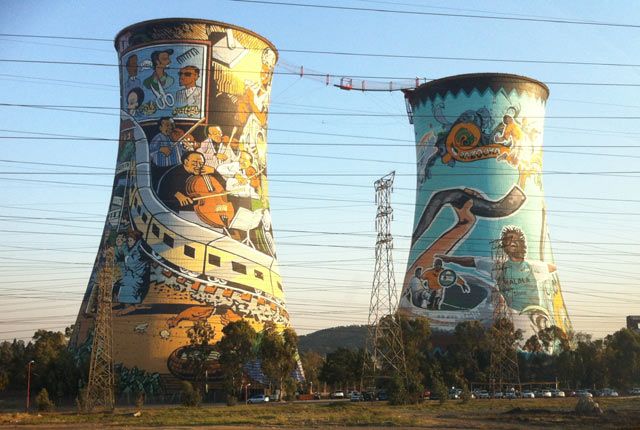 Les tours de la centrale électrique de Soweto, anciens symboles de l'apartheïd