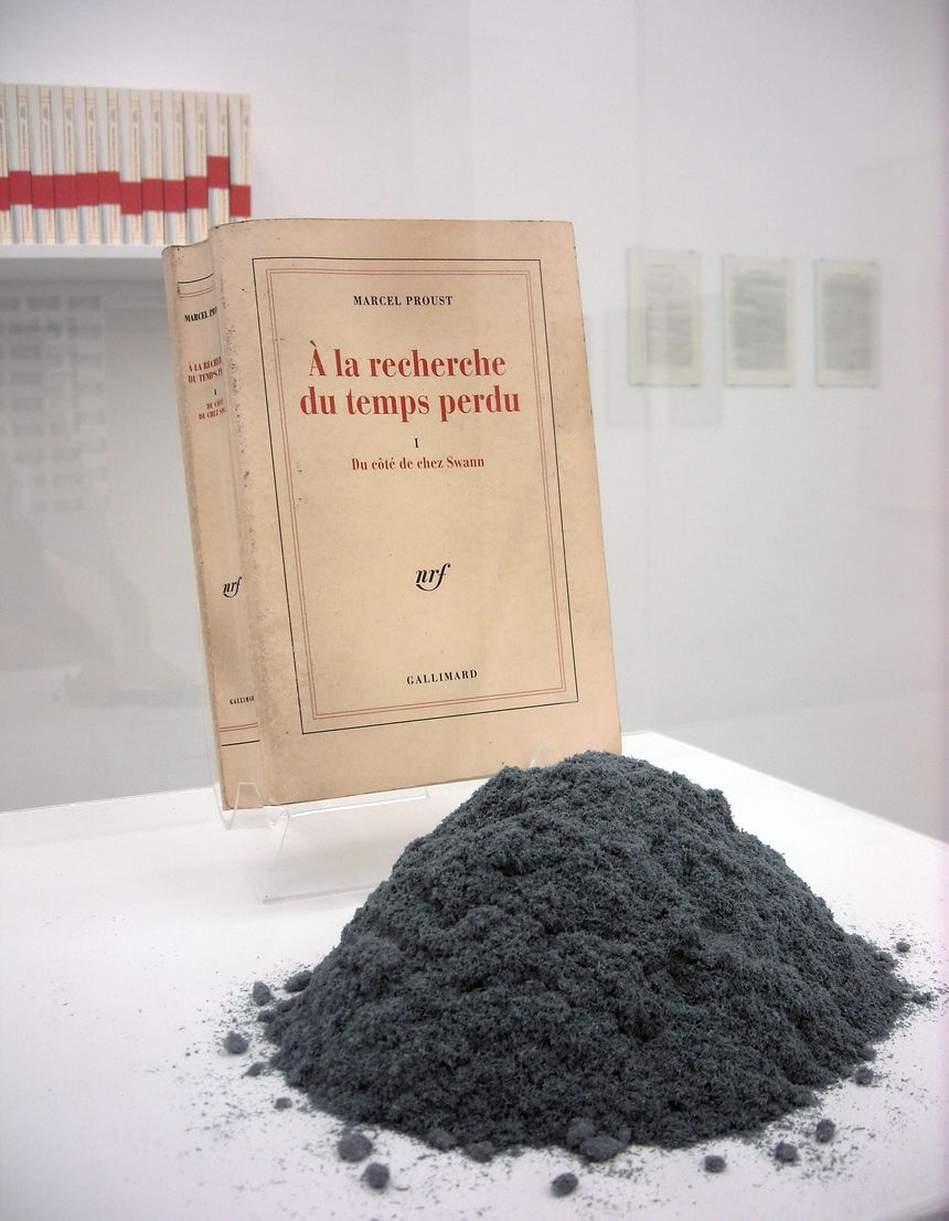 Tom(b)e et Mo(n)t, 2010. Livre gommé et poussière de gomme