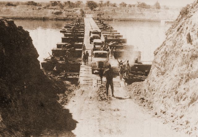 Forces égyptiennes traversant le canal de Suez le 7 octobre 1973