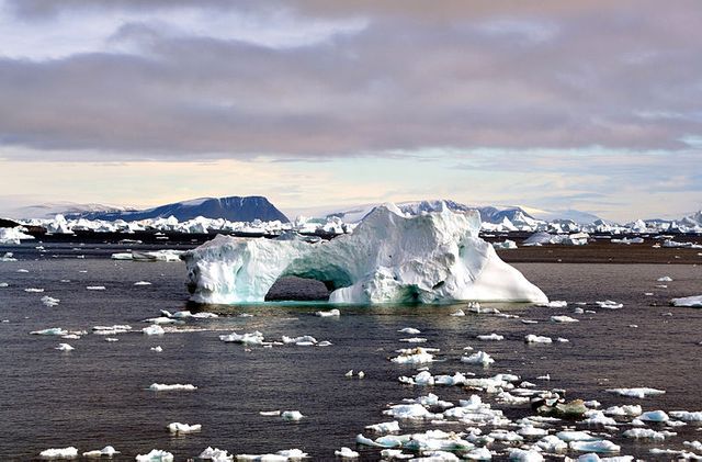Iceberg with hole edit
