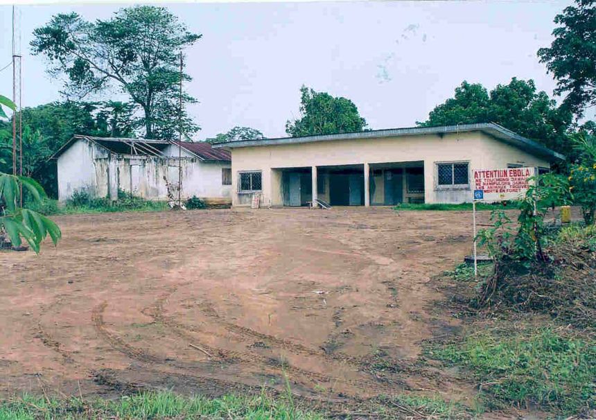 Hopital et pancarte Ebola