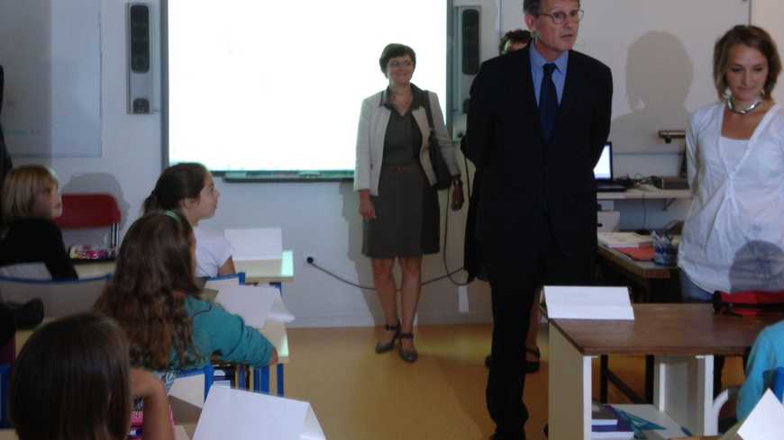 Vincent Peillon dans une classe de l'école primaire de Liomer
