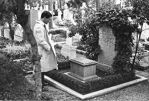 Pier Paolo Pasolini devant la tombe d'Antonio Gramsci au cimetière des Anglais de Rome