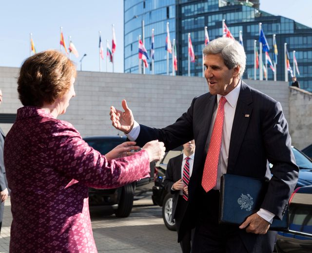 La chef de la diplomatie européenne Catherine Ashton accueille John Kerry à Vilnius