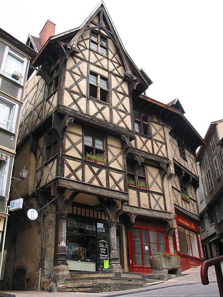 Thiers (Puy-de-Dôme) - Place du Pirou - l'Hôtel du Pirou - Maison à colombage du XVe siècle.