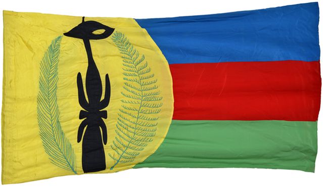 Drapeau Kanak - Version originale cousue à la main par les femmes du mouvement, présenté et choisi pour être l'emblème kanak lor