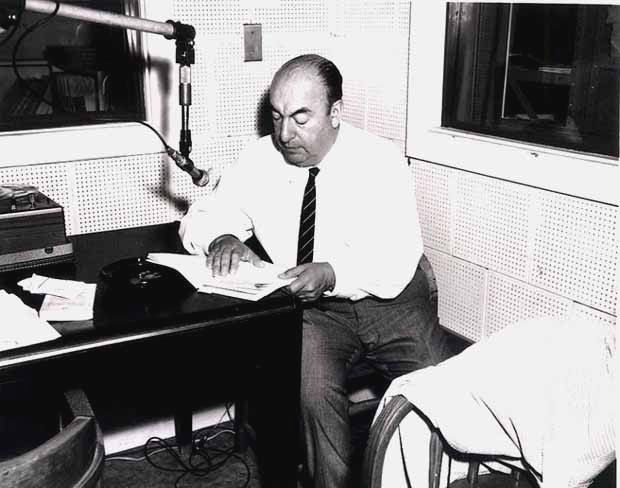 Pablo Neruda enregistrant un poème à la Librairie du Congrès américain le 20 juin 1966