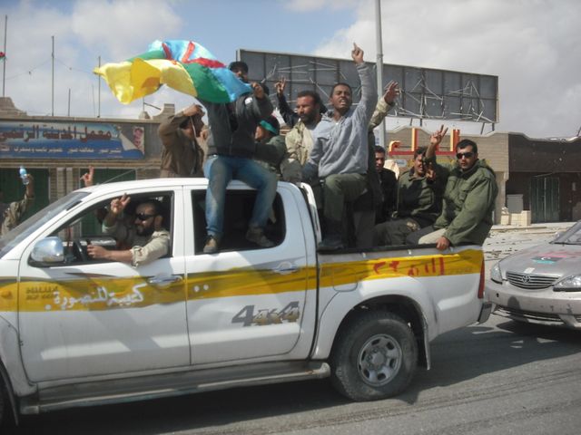 Des Libyens fêtant la mort de Kadhafi, 20 octobre 2011