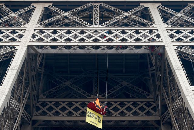 Manifestant de Greenpeace suspendu sous la Tour Eiffel