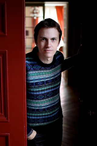 Alexandre Tharaud, dans un appartement prêté par des amis dans lequel il répète, au piano.