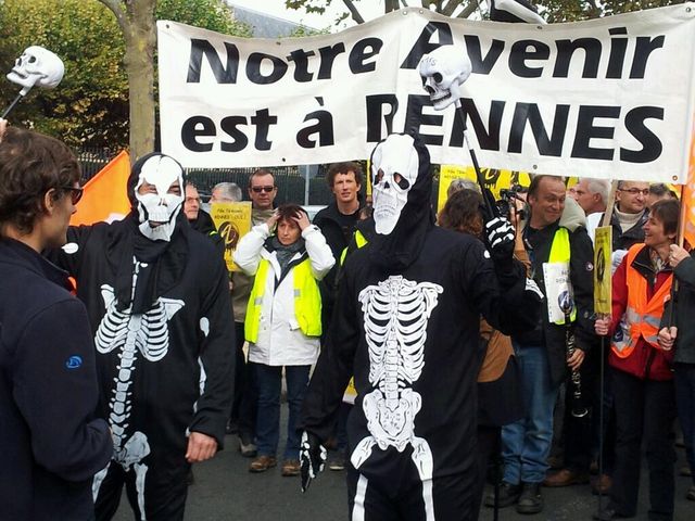 La manifestation des salariés d'Alcatel devant le siège