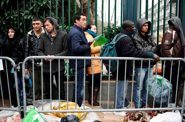 Etrangers attendant de déposer leur dossier de demande d'asile à la prefecture de Paris porte de Clignancourt le 30/03/2011