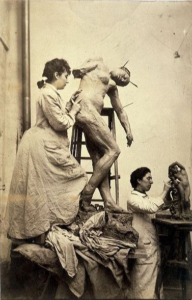 Camille Claudel et Jessie Lipscomb dans l'atelier de Rodin (avant 1899)