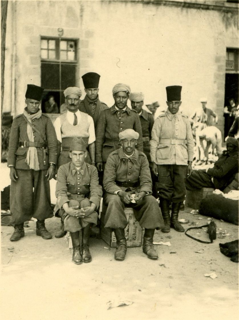 Groupes de prisonniers dans un Frontsalag, photographie, 1940.