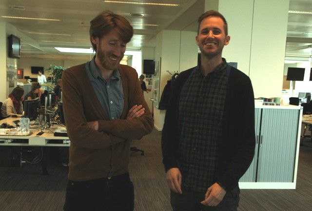 Gijs et Baptiste dans la newsroom de la VRT