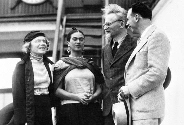 Frida Kahlo entourée de Léon Trotski et de son épouse Natalia Sedova - 7 janvier 1937