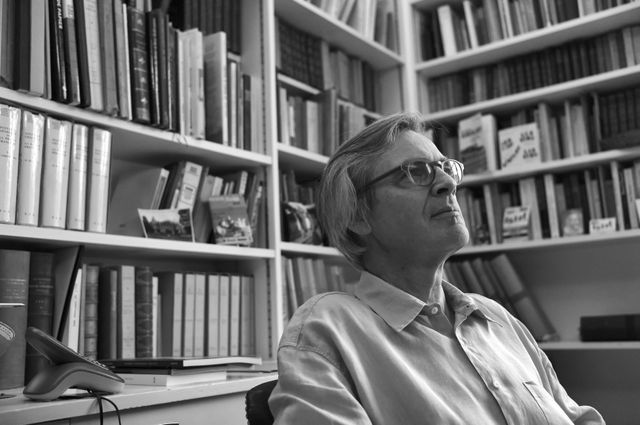 Benoit Prot au milieu de ses livres