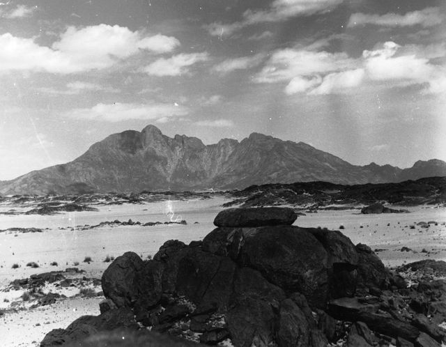 La montagne Taourirt Tan Afella avant l'essai nucléaire français "Béryl" le 1er mai 1962