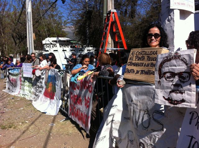 Manifestants face à la prison Cordillère