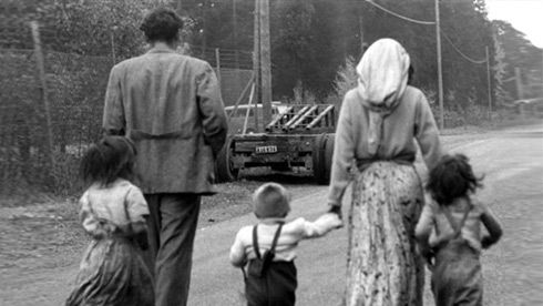 Mälarhöjden, près de Stockholm, octobre 1951. Une famille Rom qui vient d'être chassée de son campement.