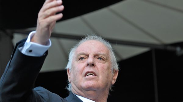 Daniel Barenboim dévoile son nouveau piano à cordes parallèles