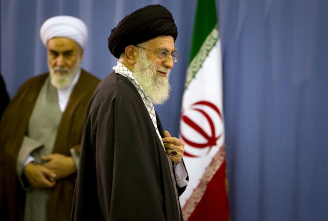 Ali Khamenei lors des législatives de 2012 en Iran