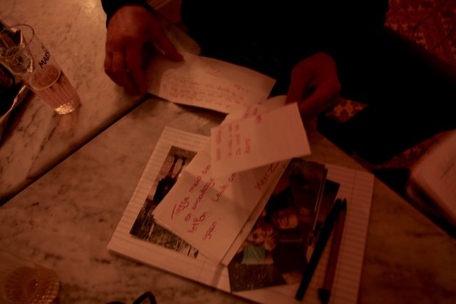 Hélène montre le carnet intime de ses 15 ans à Dimitri