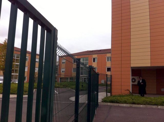 Mesnil-Amelot. À gauche le centre de rétention. À droite le tribunal