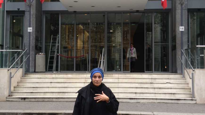 Christiane Leveuf devant le ministère de la santé à Paris