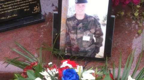 Un hommage au soldat Kovac au cimetière de Villers Carbonnel