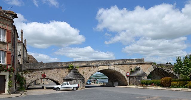 Vieux pont à Pont-sur-Yonne, Yonne